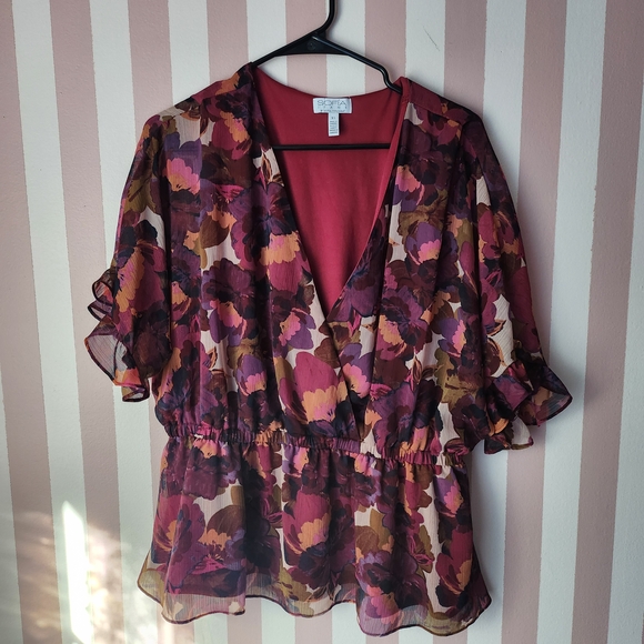sofia by sofia vergara Tops - 🏷SOFIA Floral V-Neck Blouse with Ruffle Sleeves